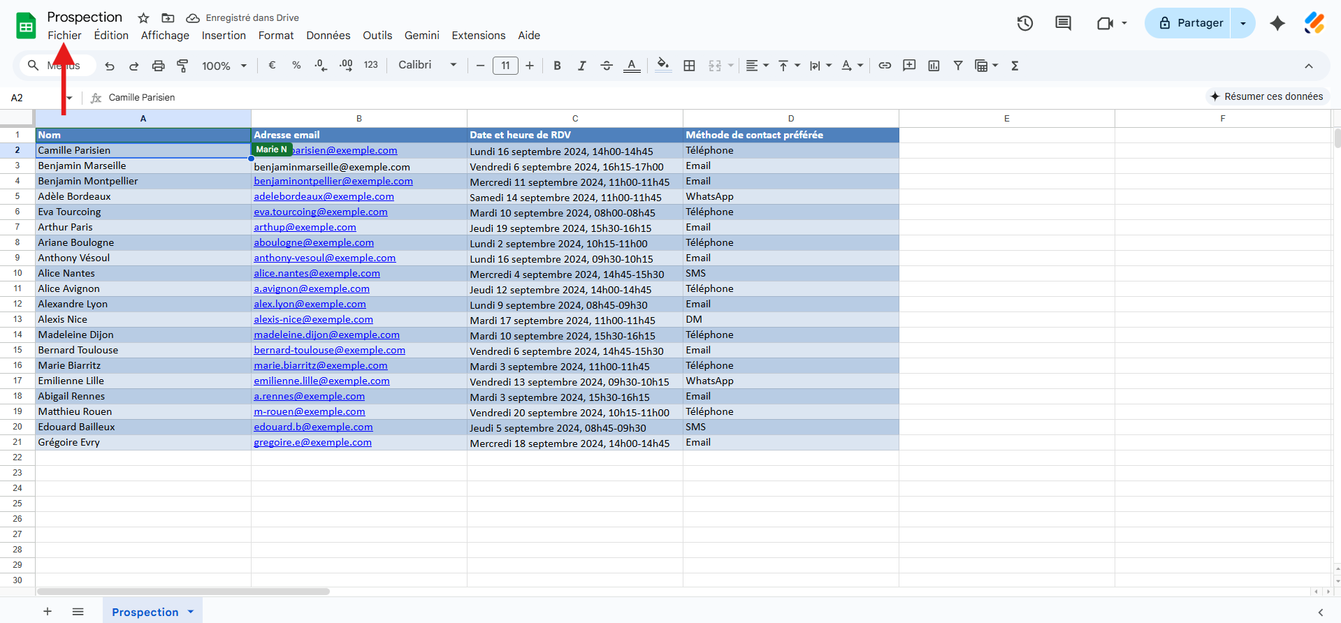 Capture d'écran de la feuille de calcul Google Sheets avec une flèche vers Fichier