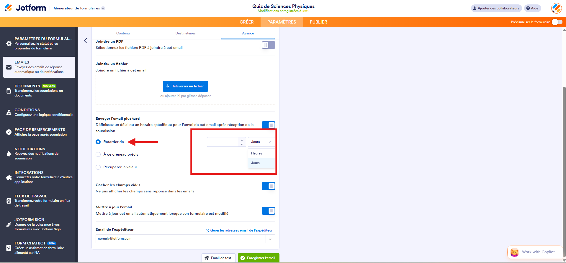 Capture d'écran de la page Email de réponse automatique 1 dans le Générateur de formulaires Jotform avec une flèche vers Retarder de et un encadré autour des options d'heures et de jours