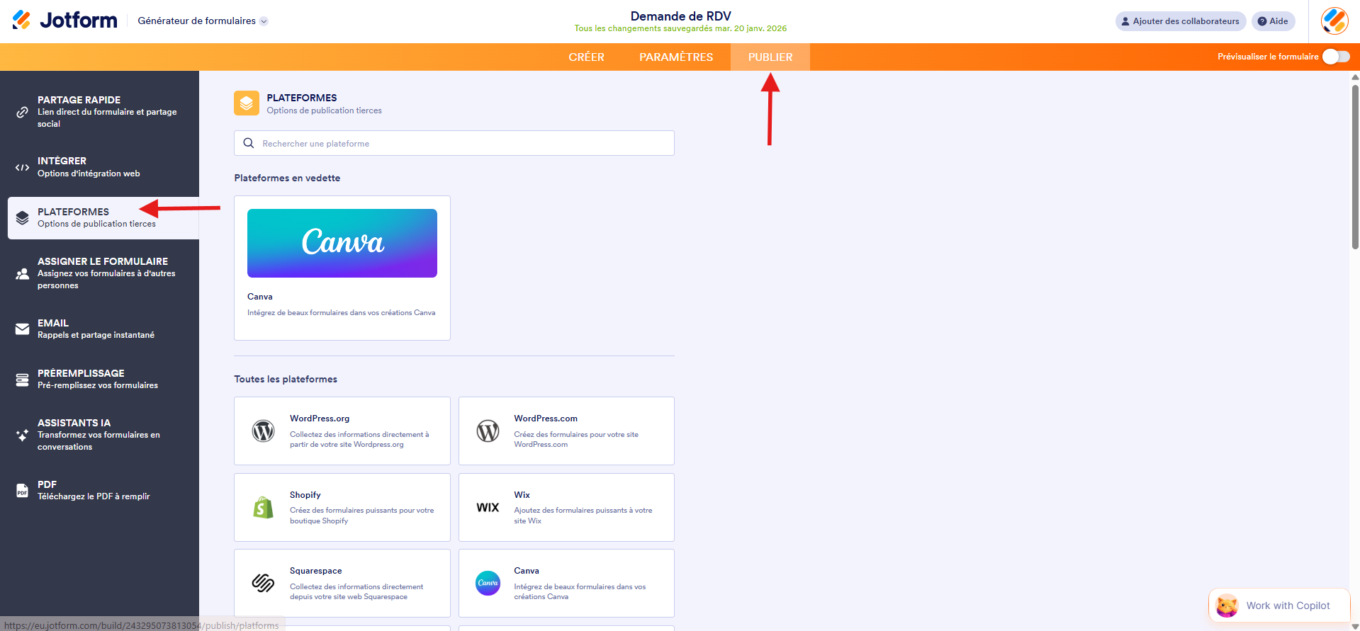 Capture d'écran de la page Plateformes dans le Générateur de formulaires Jotform avec une flèche vers Publier et une autre vers Plateformes 