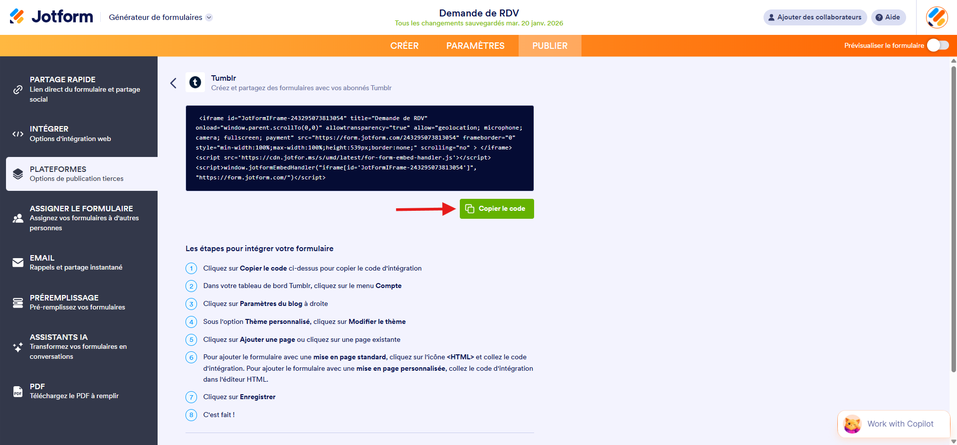 Capture d'écran de la page d'intégration Tumblr dans le Générateur de formulaires Jotform avec une flèche vers le bouton Copier le code