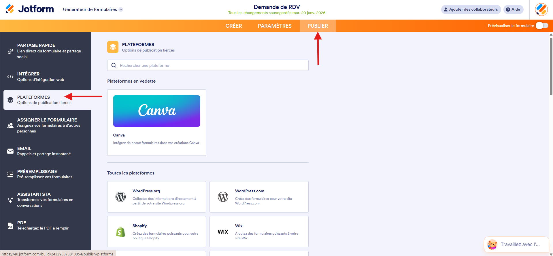 Capture d'écran de l'interface Plateformes dans le Générateur de formulaires Jotform avec une flèche pointant vers l'onglet Publier et une autre vers Plateformes dans le volet de gauche
