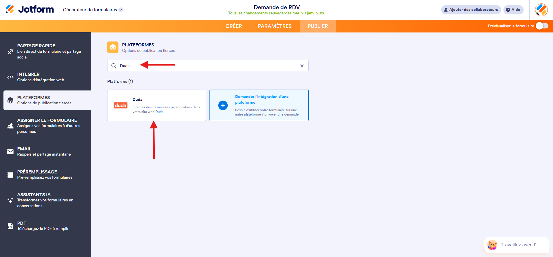 Capture d'écran de l'interface Plateformes dans le Générateur de formulaires Jotform avec Duda saisi dans la barre de recherche et une flèche pointant vers Duda dans les résultats