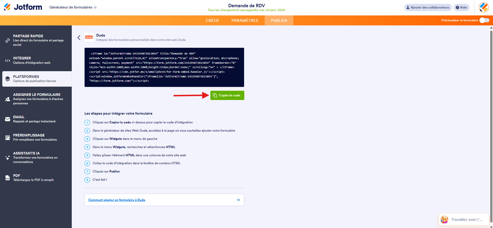 Capture d'écran de l'interface Duda dans le Générateur de formulaires Jotform avec une flèche pointant vers le bouton Copier le code