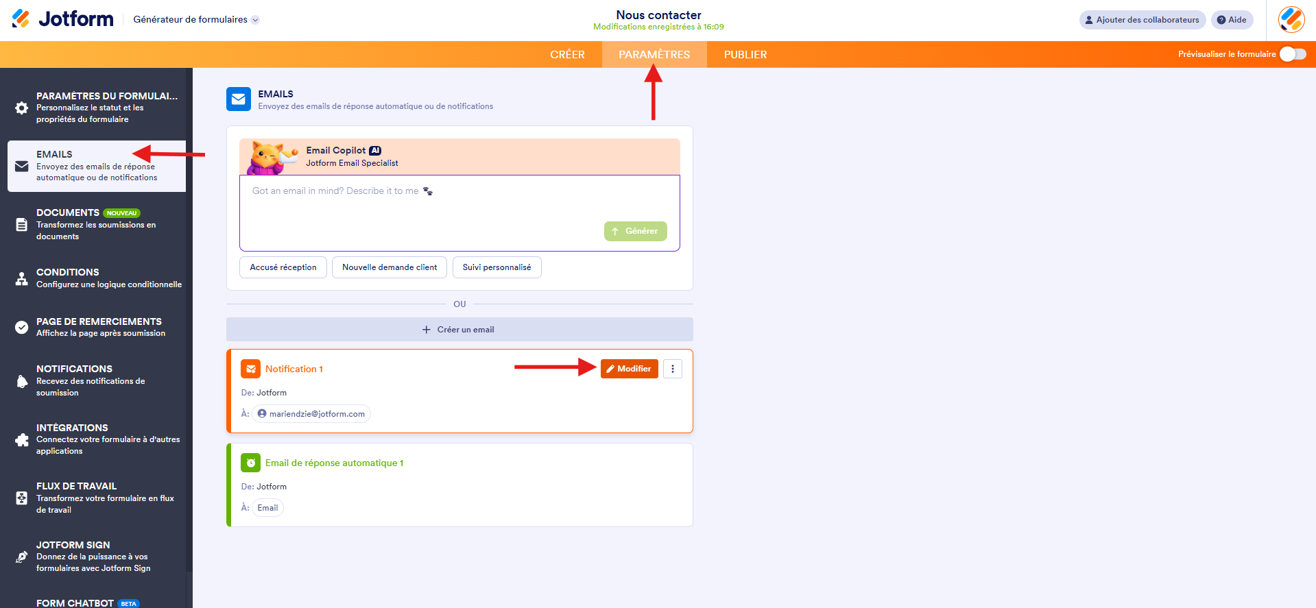 Capture d'écran de la page Emails dans l'interface du Générateur de formulaires Jotform avec une flèche vers Paramètres, une autre vers Emails et une troisième vers Modifier