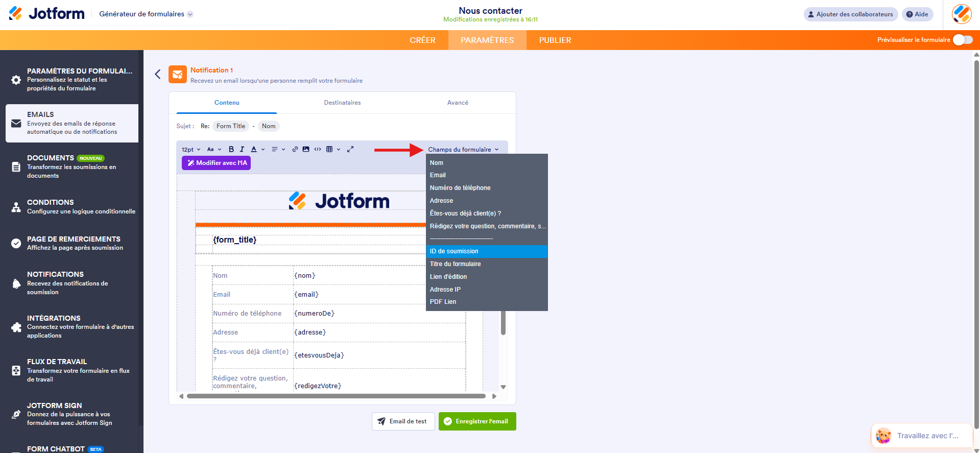 Capture d'écran de la page Emails de notification dans l'interface du Générateur de formulaires Jotform avec une flèche vers Champs du formulaire