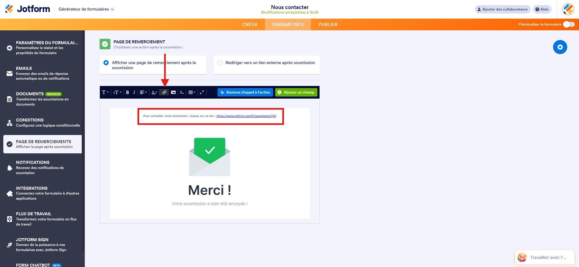Capture d'écran de la page Page de remerciements dans l'interface du Générateur de formulaires Jotform avec une flèche vers le symbole d'hyperlien et un encadré autour du message « Pour consulter votre soumission, cliquez sur ce lien : https://www