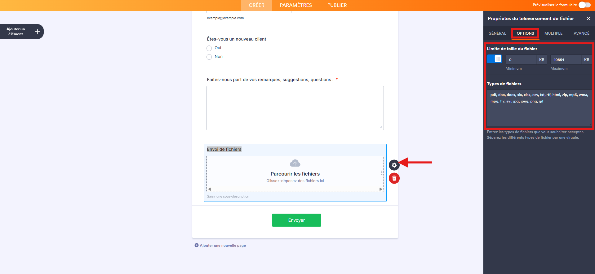 Capture d'écran de l'interface du Générateur de formulaires avec une flèche vers l'icône d'engrenage du champ Envoi de fichiers, une encadré autour de l'onglet Options dans le volet Propriétés du téléversement de fichiers et un autre autour des options Limite de taille du fichier et Types de fichiers