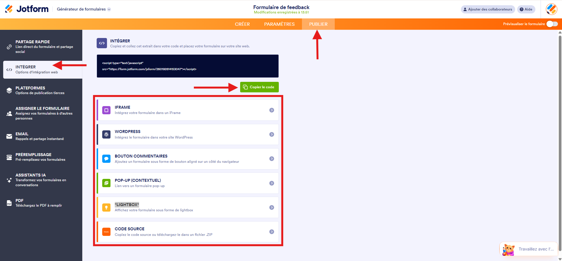 Capture d'écran de la page Intégrer du Générateur de formulaires avec une flèche vers Publier, une autre vers Intégrer, une autre vers Copier le code et un encadré autour des options