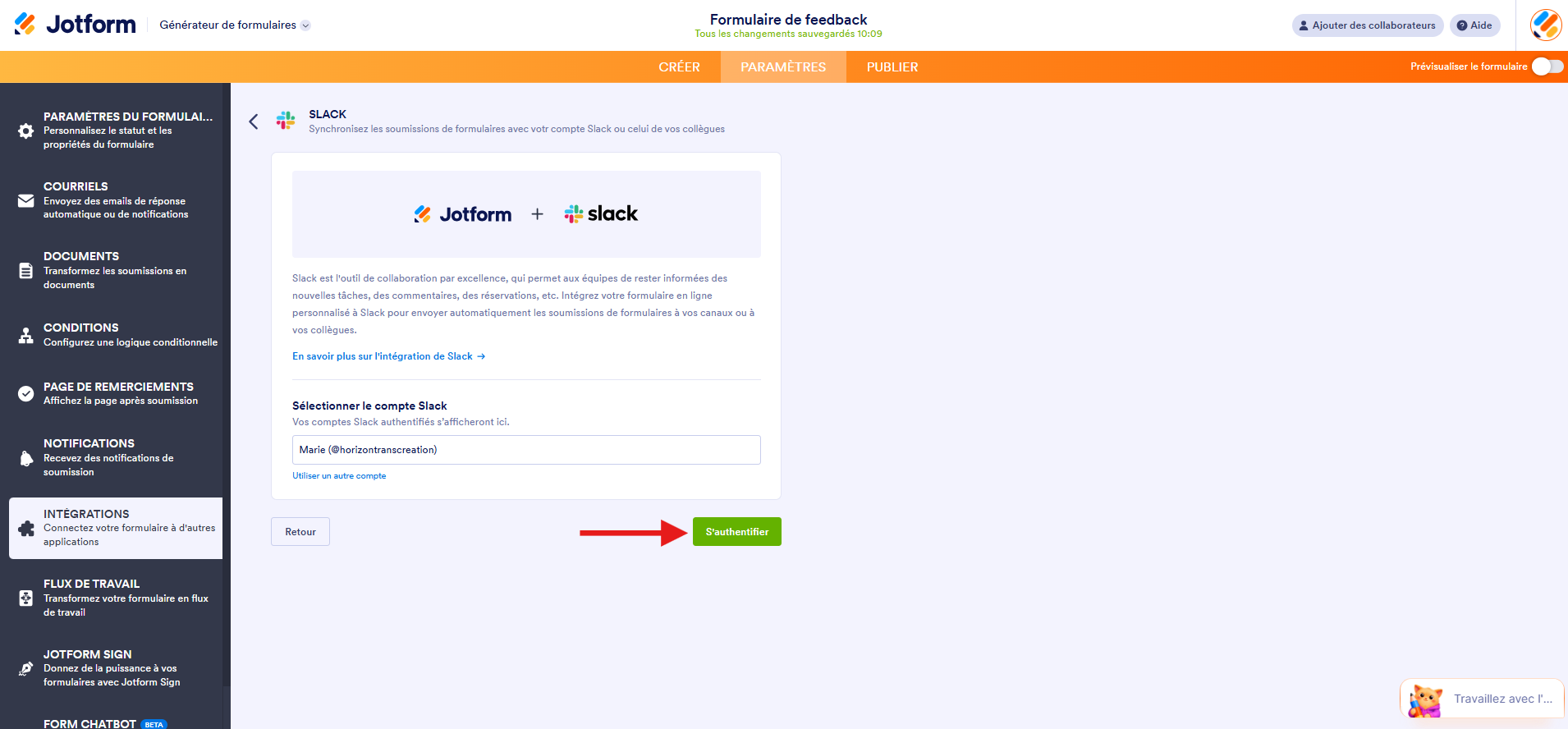 Capture d'écran de la page de l'intégration Slack dans le Générateur de formulaires avec une flèche vers le bouton S'authentifier