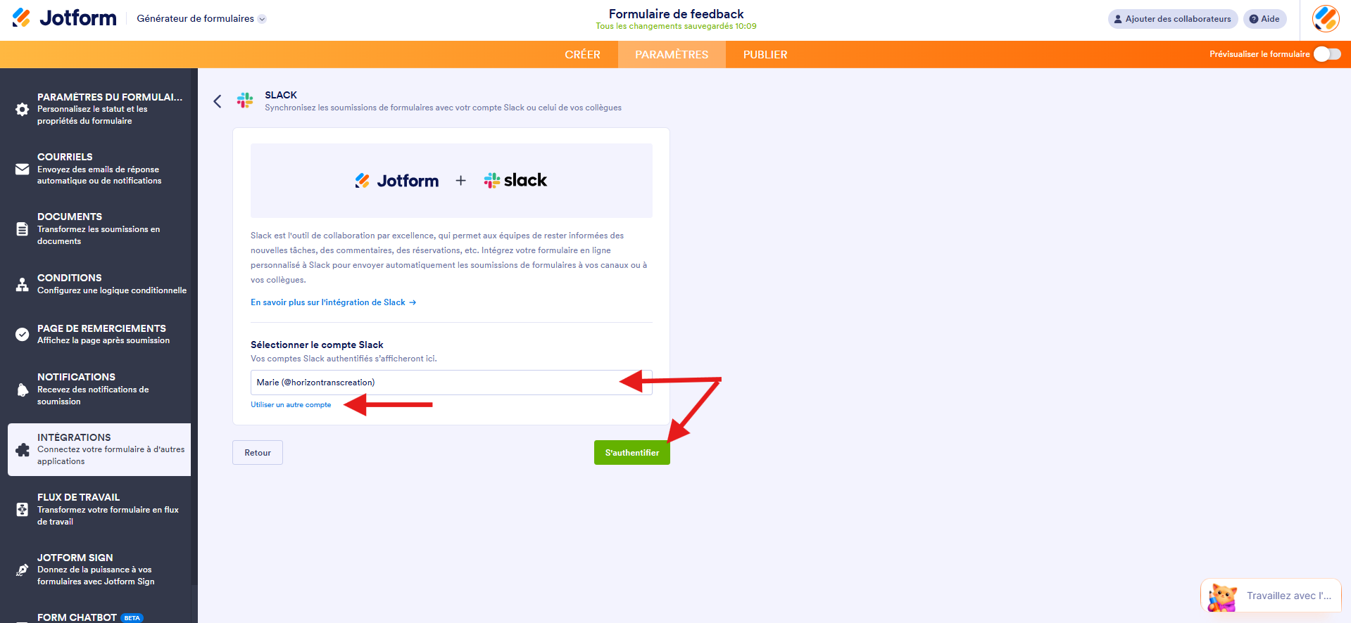 Capture d'écran de la page de l'intégration Slack dans le Générateur de formulaires avec une flèche vers le menu déroulant avec les comptes Slack auxquels vous vous êtes précédemment connecté(e)s, une autre vers Utiliser un autre compte et une troisième vers le bouton S'authentifier