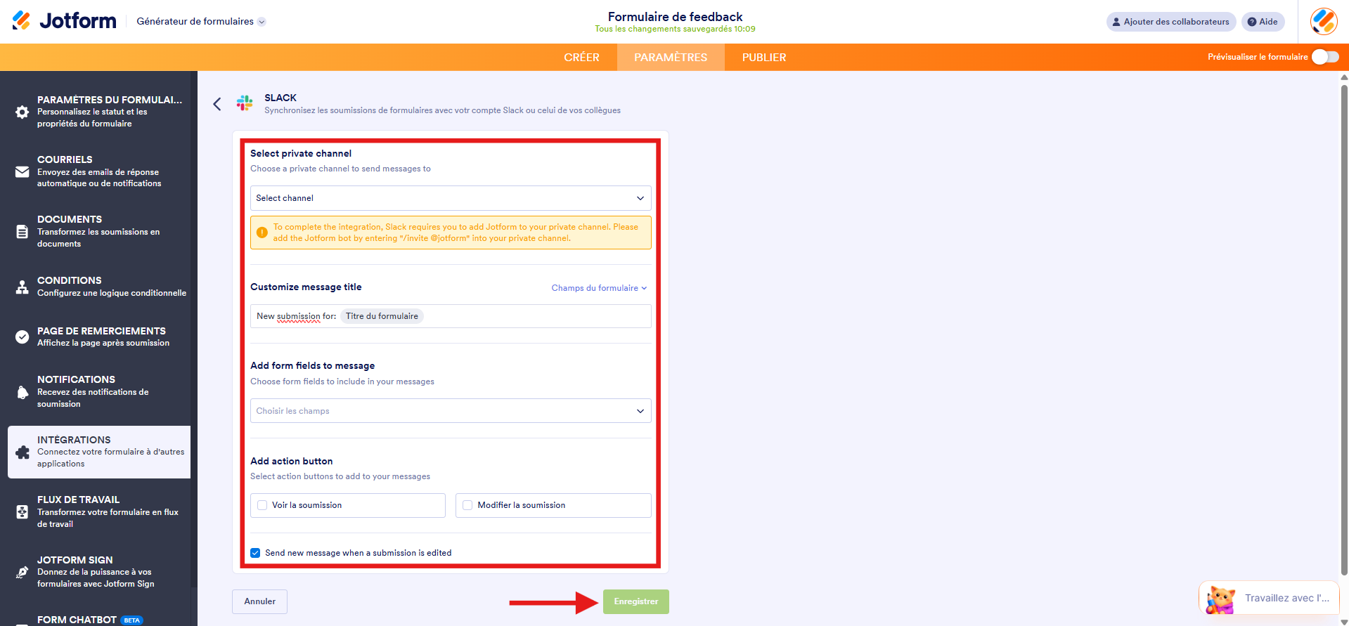 Capture d'écran de la page de l'intégration Slack dans le Générateur de formulaires avec un encadré autour des options à configurer et une flèche vers le bouton Enregistrer pour envoyer un message sur un canal privé