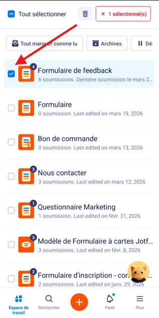 Capture d'écran des Formulaires filtrés dans l'espace de travail de l'application Jotform Mobile avec une flèche vers la coche en regard du formulaire sélectionné