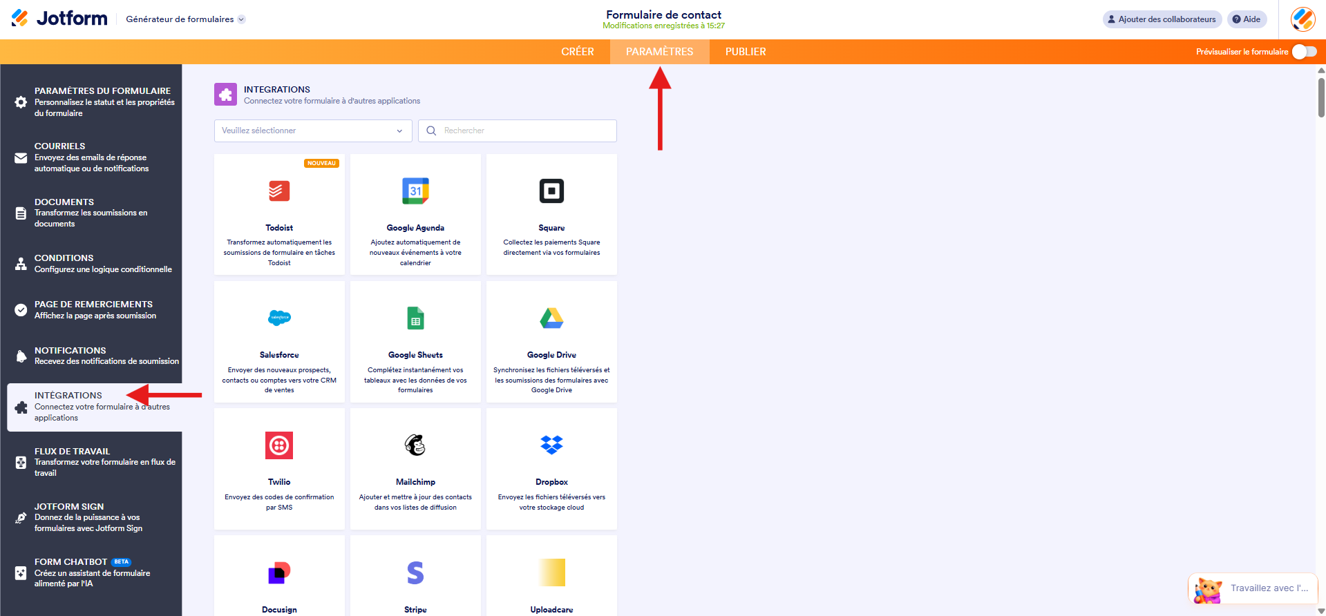 Capture d'écran du Générateur de formulaires Jotform avec une flèche vers Paramètres, une autre vers Intégrations et la page de recherche d'intégrations ouverte