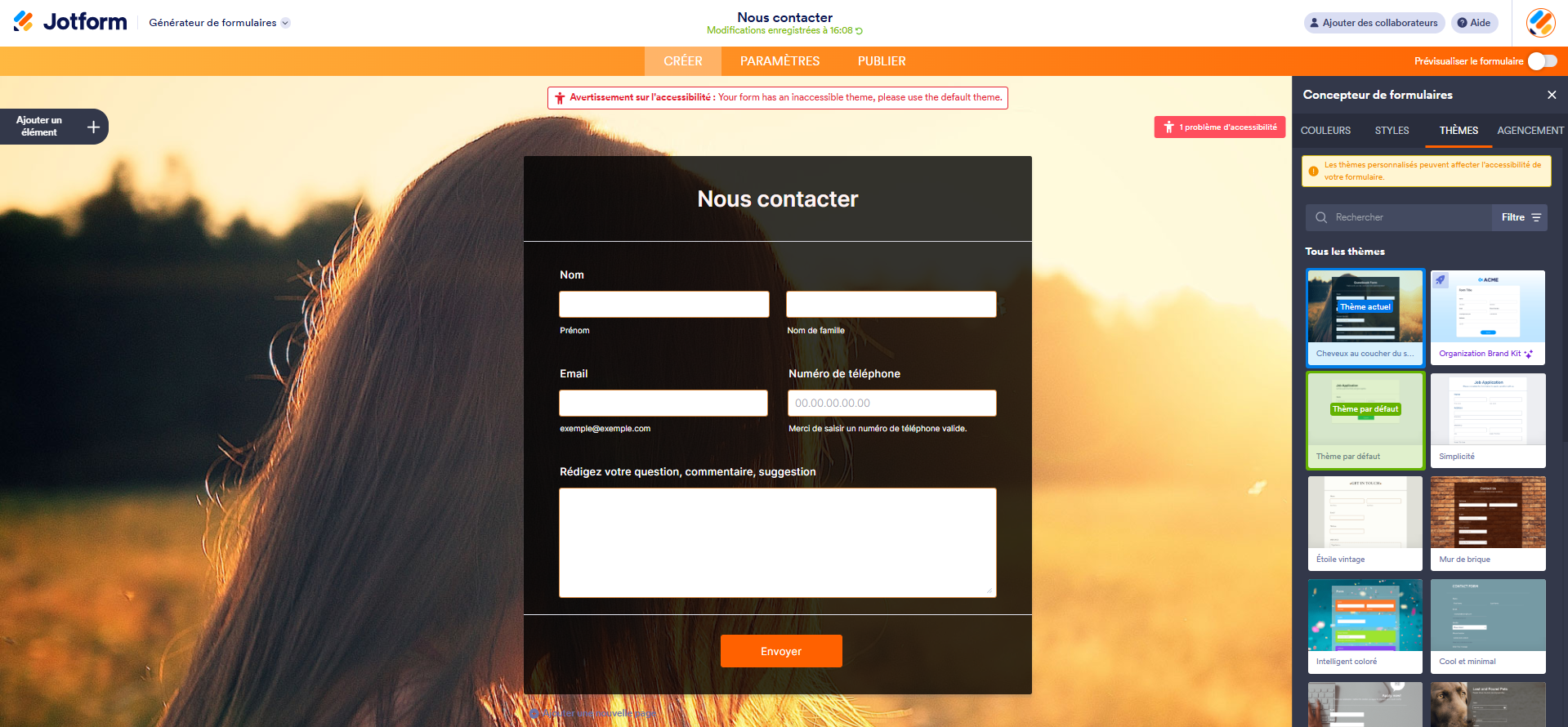 Capture d'écran d'un formulaire avec un avertissement d'accessibilité indiquant que le thème sélectionné est inaccessible dans le Générateur de formulaires Jotform