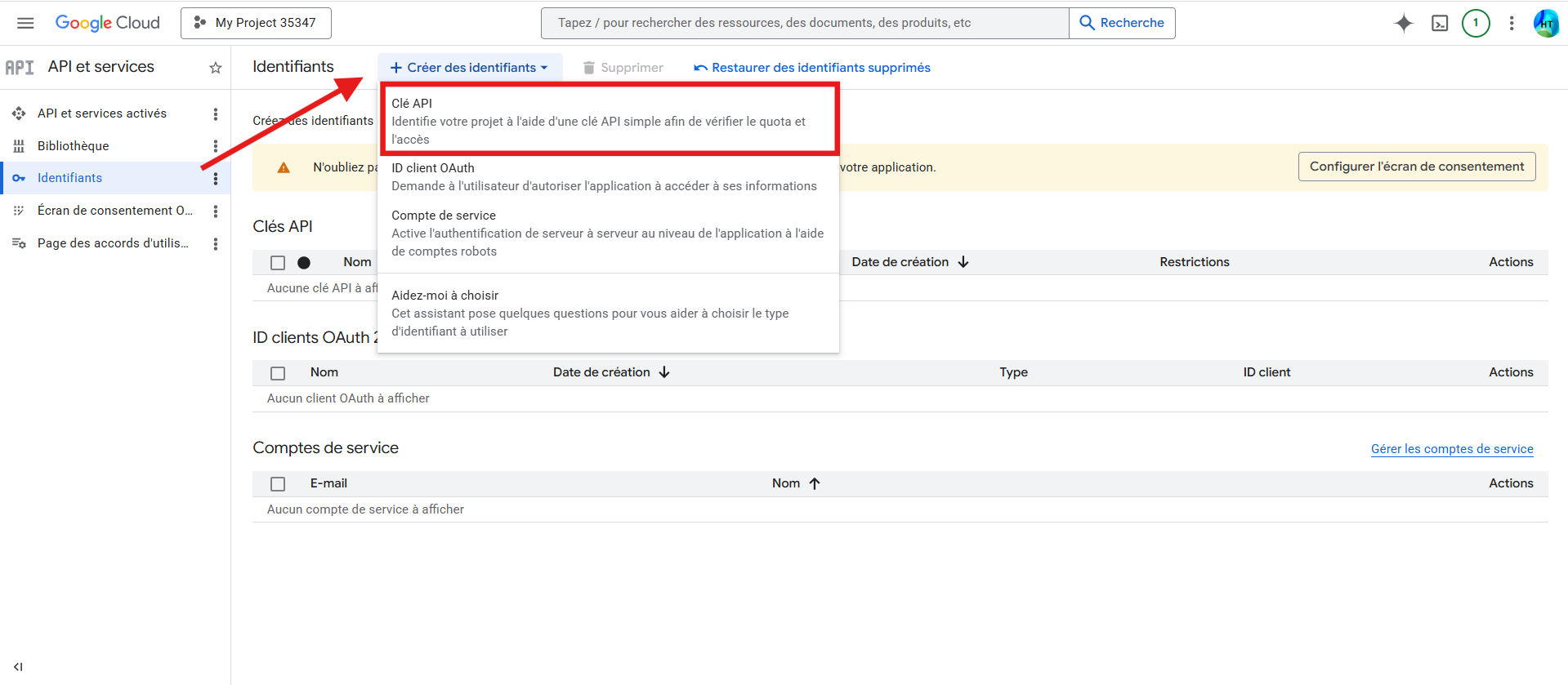 Capture d'écran du tableau de bord Google Cloud et de la page API et services avec une flèche pointant vers + Créer des identifiants et une encadré autour de Clé API dans les options proposées