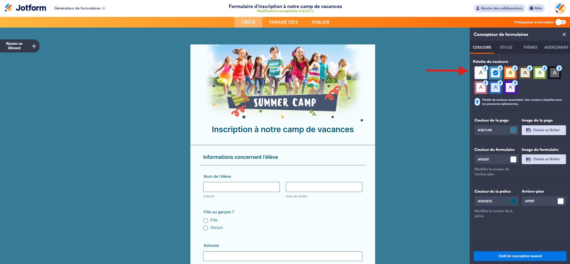 Capture d'écran d'un formulaire dans le Générateur de formulaires Jotform avec une flèche vers les schémas de couleurs accessibles, signalés par une petite icône d'accessibilité représentant un corps humain
