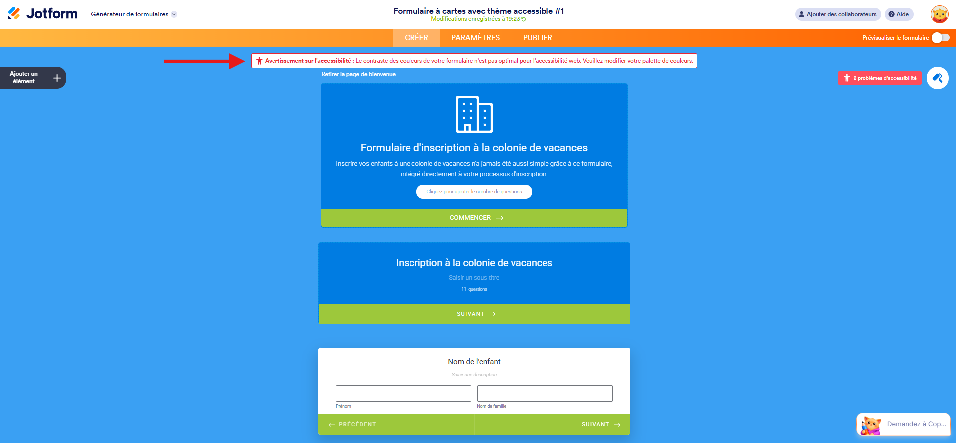 Capture d'écran d'un Formulaire à cartes dans le Générateur de formulaires Jotform avec une flèche vers une alerte d'accessibilité