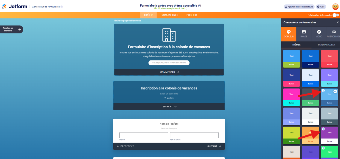 Capture d'écran d'un Formulaire à cartes dans le Générateur de formulaires Jotform avec des flèches vers les thèmes compatibles avec l'accessibilité