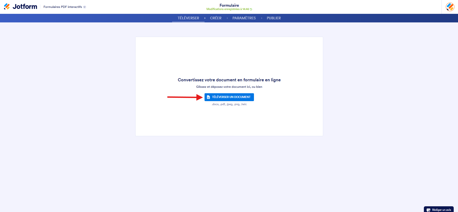 Capture d'écran de la page Formulaires PDF interactifs Jotform avec une flèche pointant vers le bouton Téléverser un document