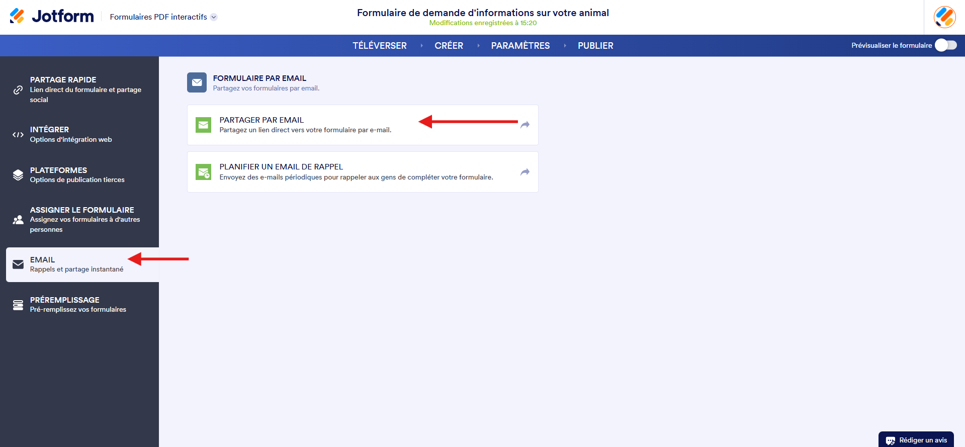 Capture d'écran de la page Formulaire par email dans le Générateur de Formulaires PDF interactifs Jotform avec une flèche vers email à gauche et une autre vers l'option Partager par email