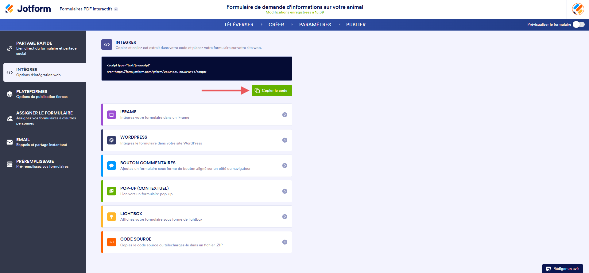 Capture d'écran de la page Intégrer dans le Générateur de Formulaires PDF interactifs Jotform avec une flèche vers le bouton Copier le code