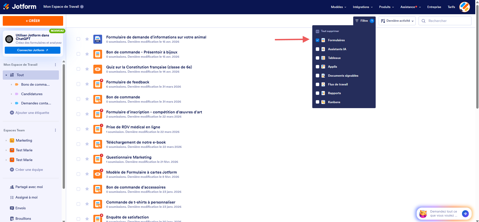 Capture d'écran de l'interface Mon Espace de Travail Jotform avec une flèche vers l'option Formulaires cochée dans le menu Filtre et tous les éléments décochés