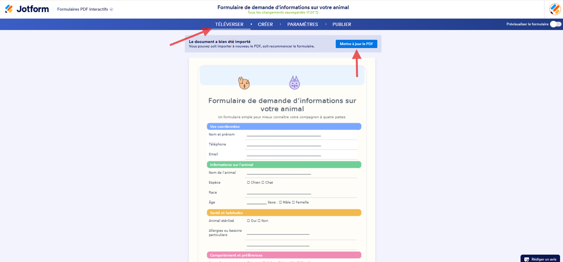 Capture d'écran de l'interface du générateur de formulaires PDF interactifs Jotform avec une flèche vers l'onglet Téléverser et une autre vers le bouton Mettre à jour le PDF