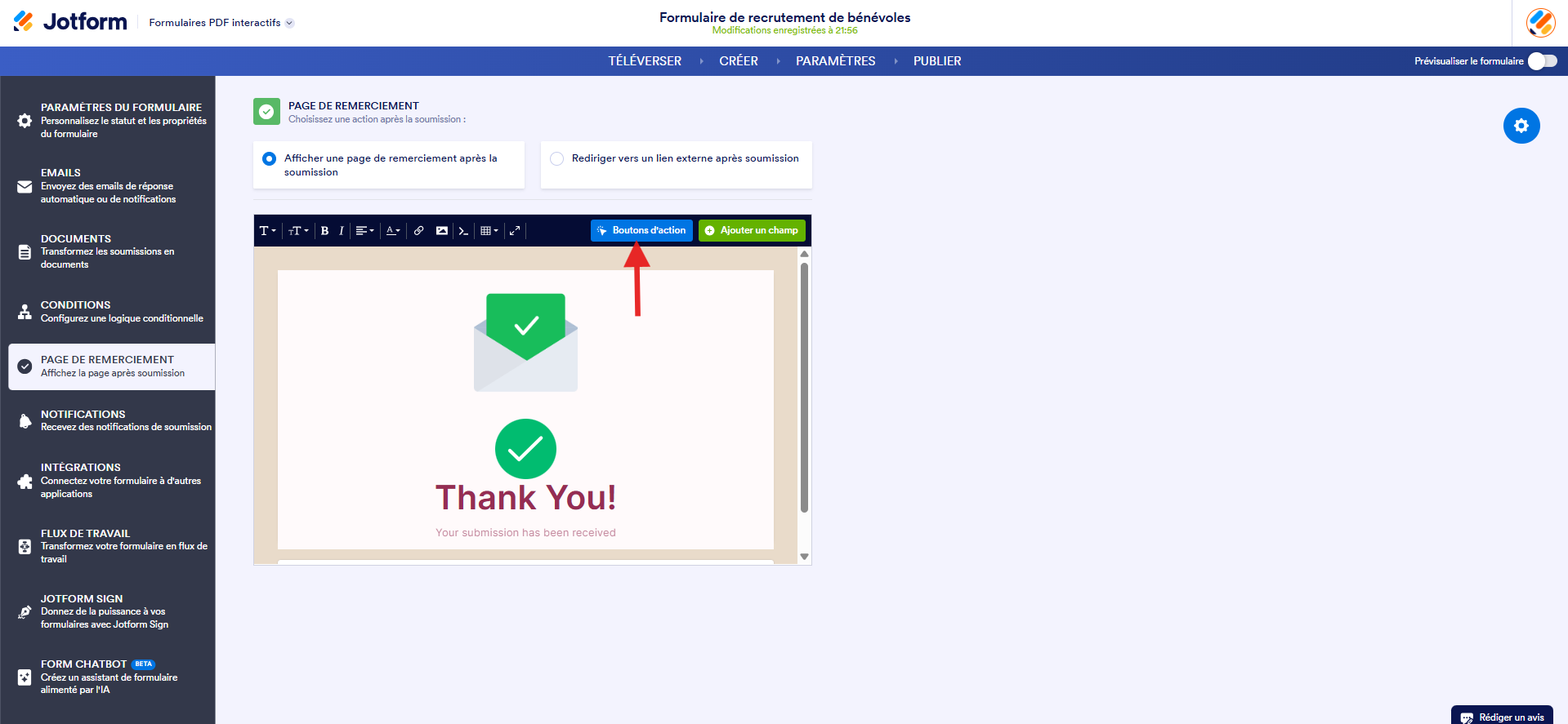 Capture d'écran de la page de remerciement dans le Générateur de formulaires PDF interactifs Jotform avec une flèche pointant vers le bouton Boutons d'action