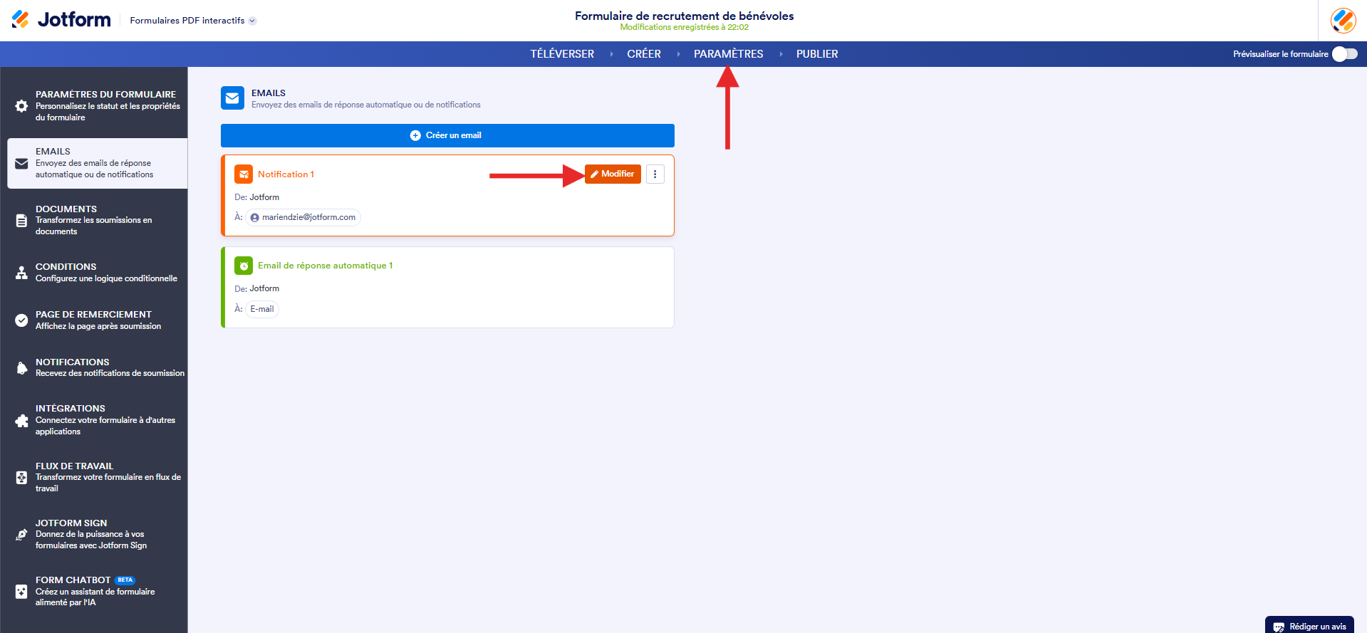 Capture d'écran de la page Emails dans le Générateur de formulaires PDF interactifs Jotform avec une flèche vers Paramètres, une autre vers Emails et une troisième vers l'icône de crayon