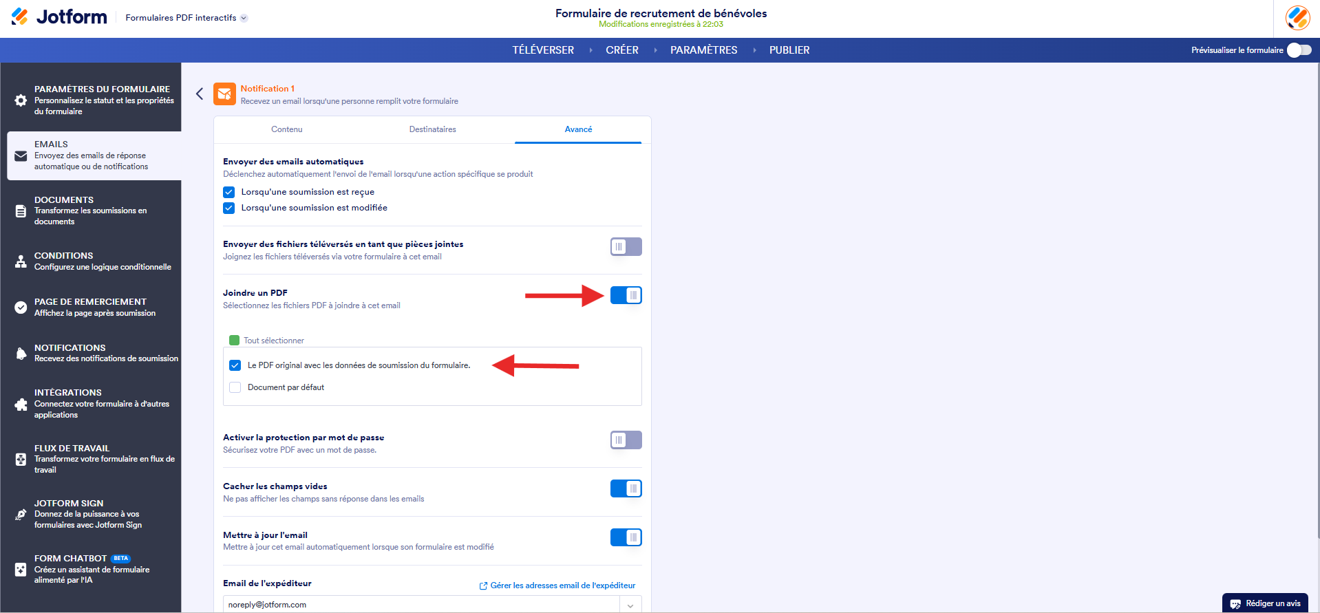 Capture d'écran de la page Email de Notification dans le Générateur de formulaires PDF interactifs Jotform avec une flèche vers le bouton curseur pour activer Joindre un PDF et une autre vers la case à cocher Le PDF original avec les données de soumission du formulaire