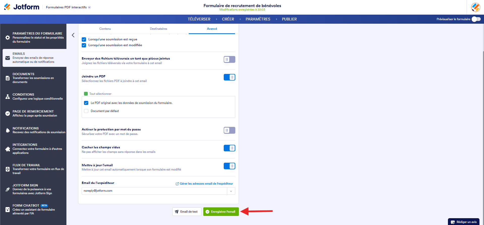 Capture d'écran de la page Email de Notification dans le Générateur de formulaires PDF interactifs Jotform avec une flèche vers le bouton Enregistrer l'email