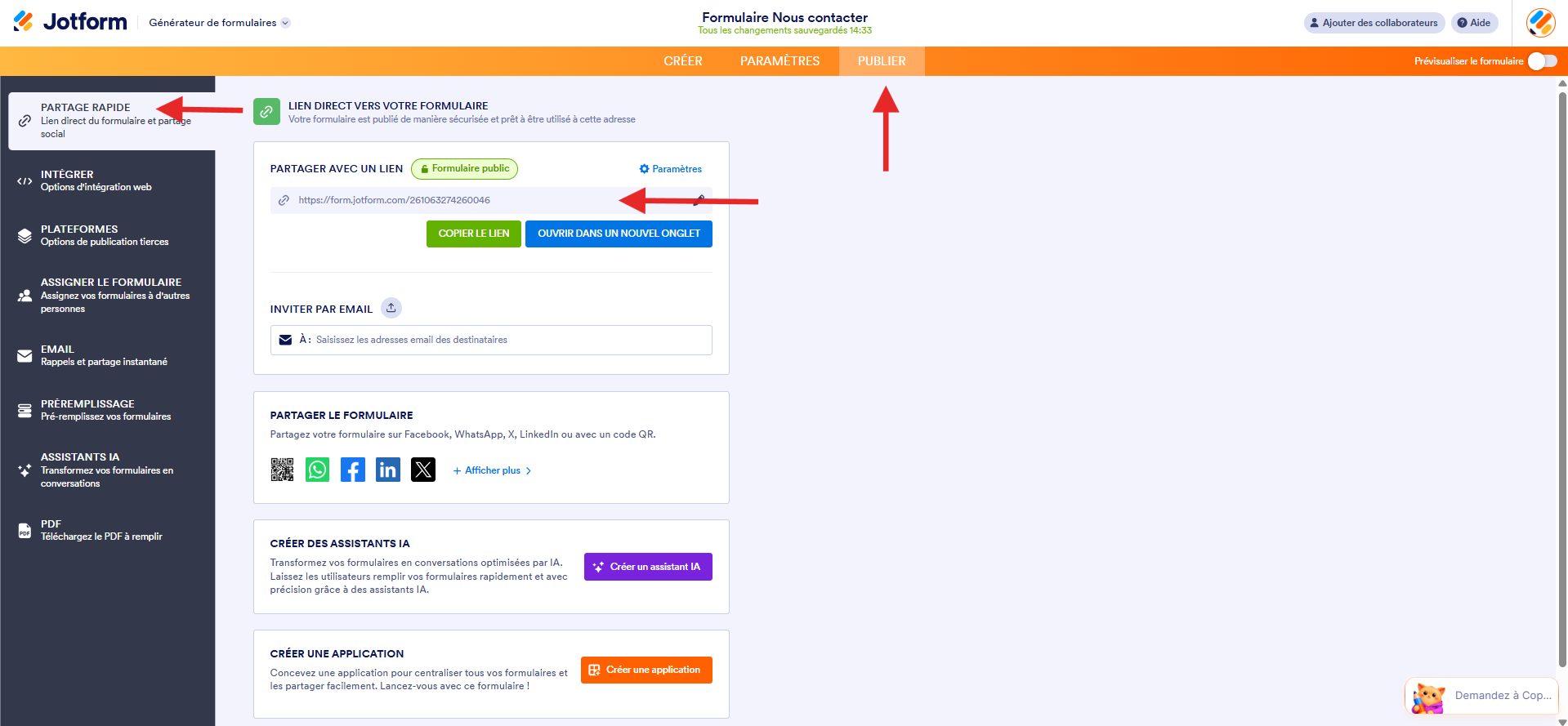 Capture d'écran de la page Lien direct vers votre formulaire dans le Générateur de formulaires Jotform avec une flèche vers l'onglet Publier, une autre vers l'option Partage rapide dans le volet de gauche et une troisième montrant le champ du lien du formulaire 