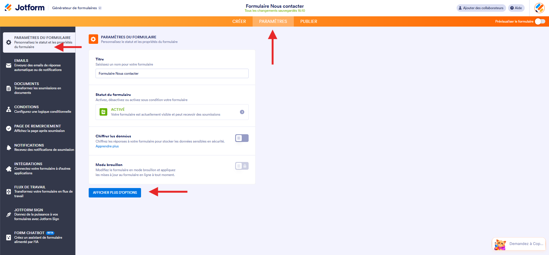 Capture d'écran de la page Paramètres du formulaire dans le Générateur de formulaires Jotform avec une flèche vers l'onglet Paramètres, une autre vers l'option Paramètres du formulaire dans le volet de gauche et une troisième vers le bouton Afficher plus d'options