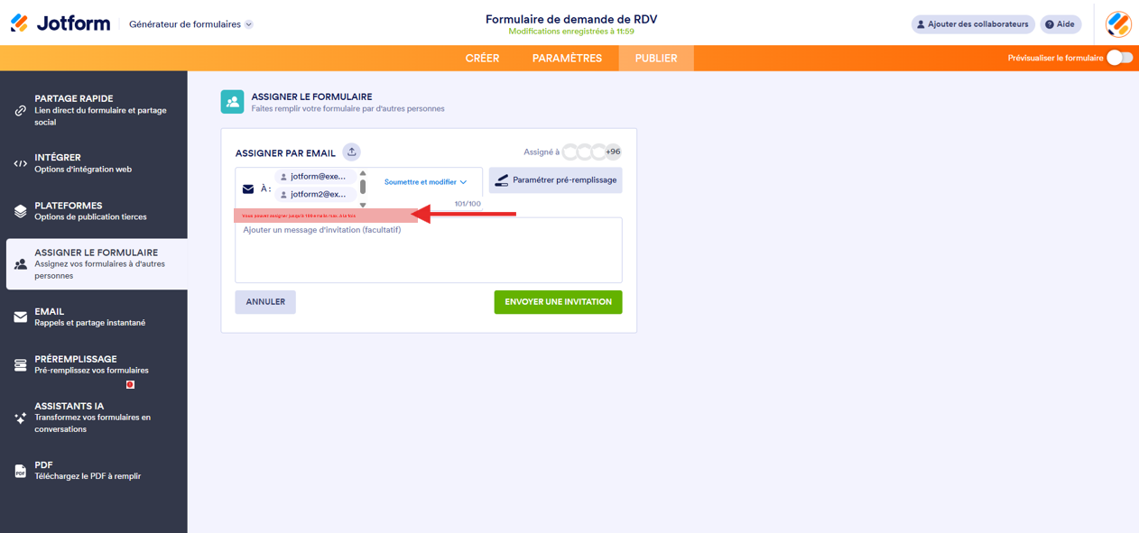 Capture d'écran de la page Assigner le formulaire dans le Générateur de formulaires Jotform avec une flèche vers le message d'erreur relatif à la limite du nombre de destinataires maximum autorisé