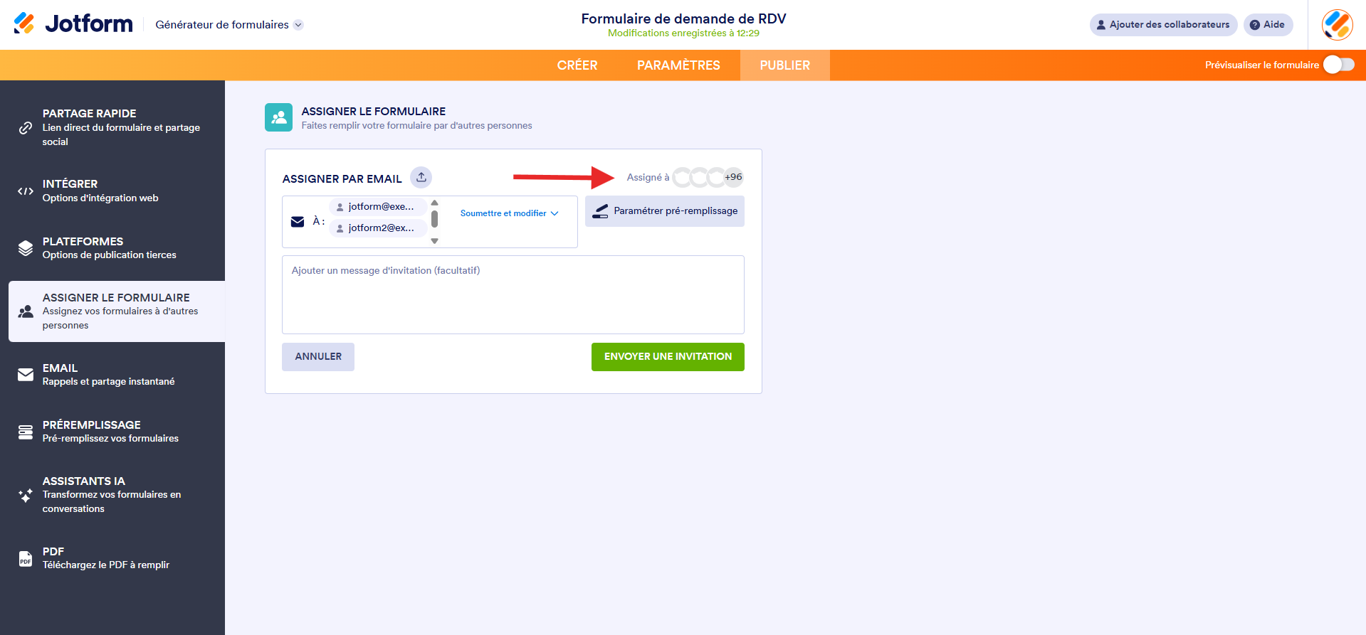 Capture d'écran de la page Assigner le formulaire dans le Générateur de formulaires Jotform avec une flèche vers le bouton Assigné à
