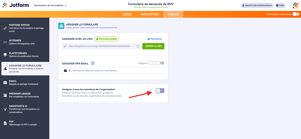 Capture d'écran de la page Assigner le formulaire dans le Générateur de formulaires Jotform avec une flèche vers le bouton curseur Assigner à tous les membres de l'organisation