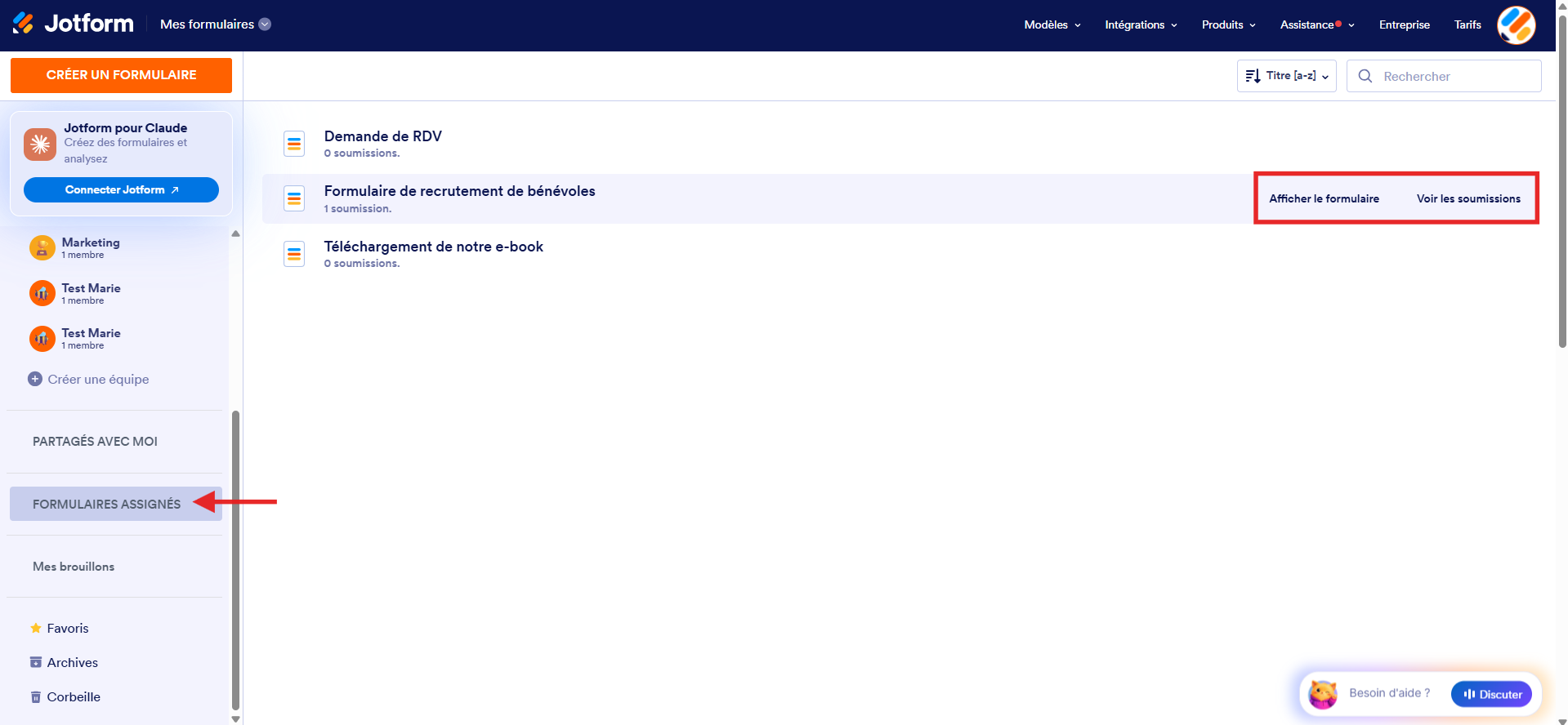 Capture d'écran de la page Mes formulaires dans Jotform avec une flèche vers Formulaires assignés à gauche et un encadré autour des deux options Afficher le formulaire et Voir les soumissions