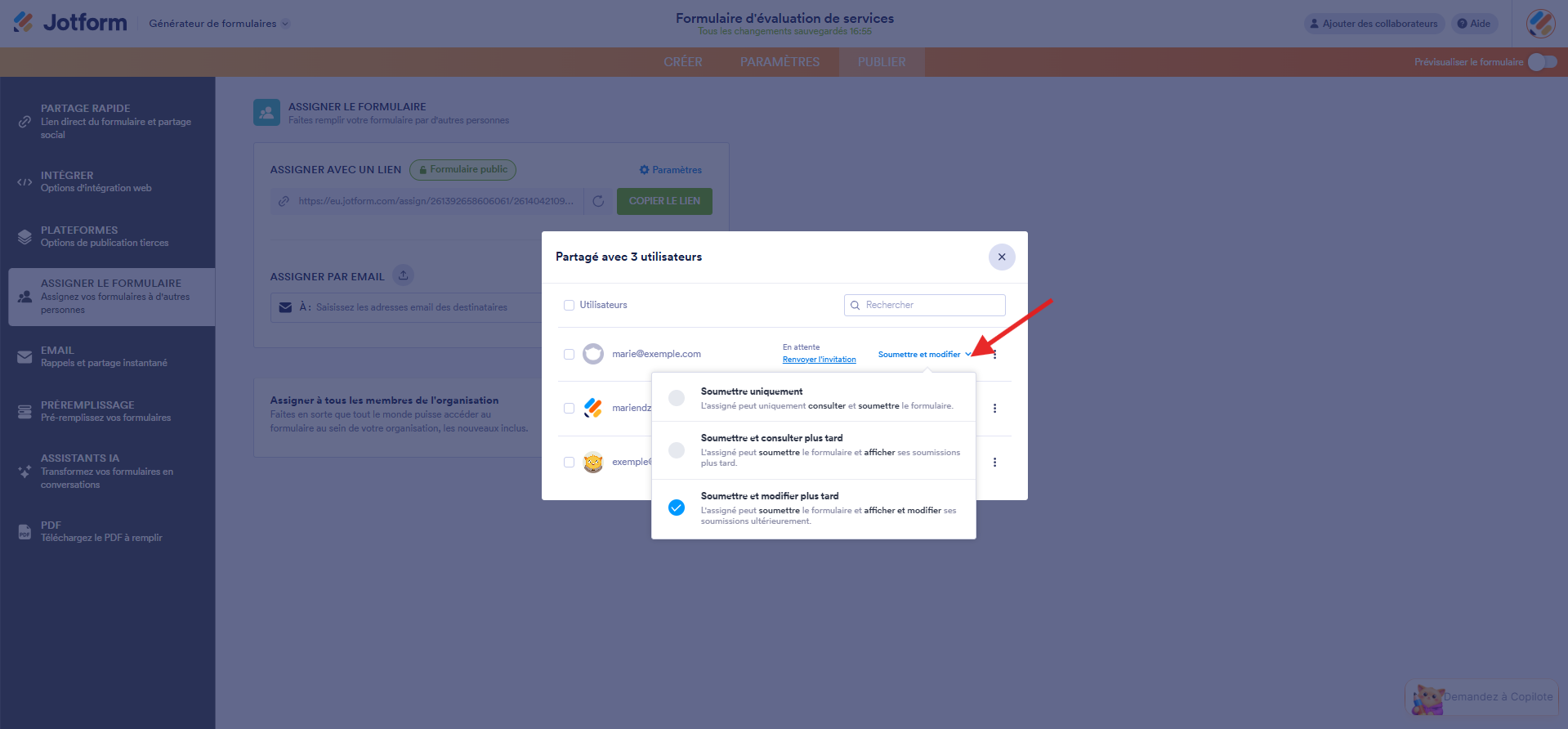 Capture d'écran de la fenêtre « Partagé avec » dans le Générateur de formulaires Jotform avec une flèche pointant vers le menu des permissions pour une des personnes assignées
