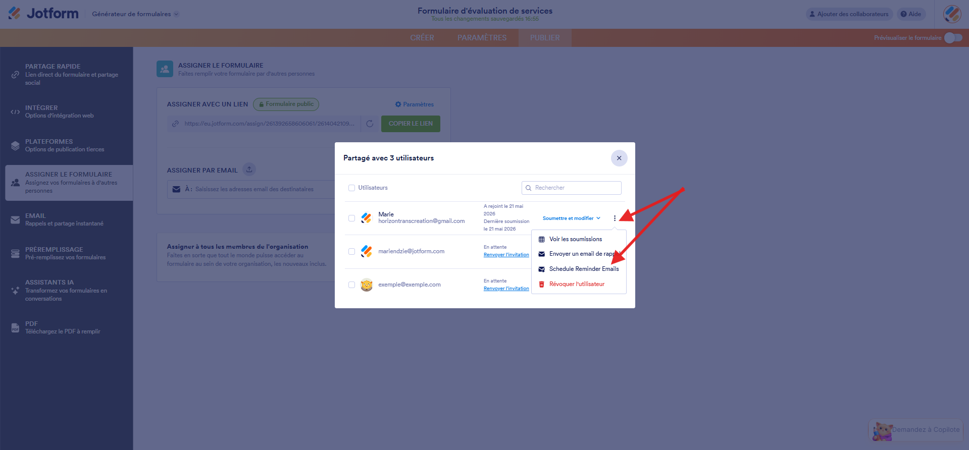 Capture d'écran de la fenêtre Partager avec dans le Générateur de formulaires Jotform avec une flèche pointant vers les trois points et une autre vers Planifier des emails de rappel