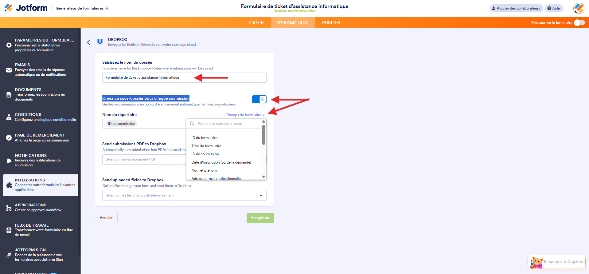 Capture d'écran de la page de l'intégration Dropbox dans le Générateur de formulaires Jotform avec une flèche vers le champ de la section Saisir le nom du dossier, une autre vers le bouton activé de la section Créer un sous-dossier pour chaque soumission et une troisième vers le menu Champs du formulaire