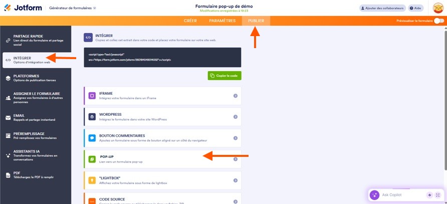 Capture d'écran de la page Intégrer dans le Générateur de formulaires Jotform avec une flèche pointant vers l'onglet Publier, une autre vers Intégrer dans le volet à gauche et une troisième vers POP-UP