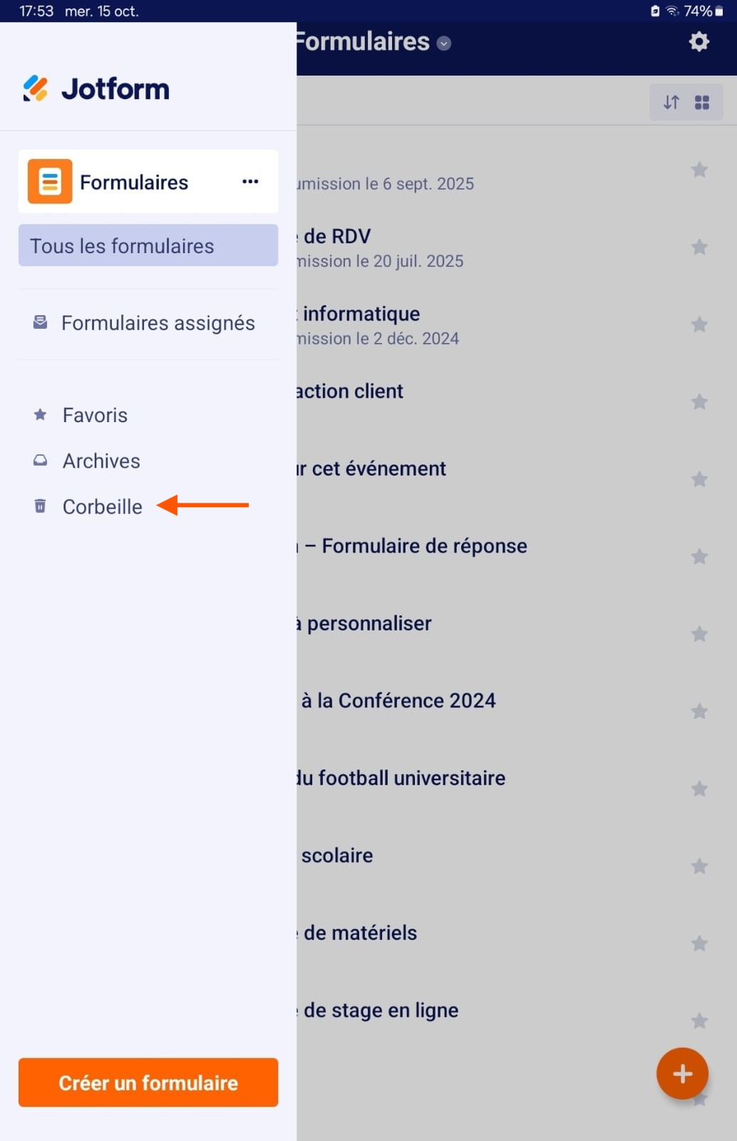 Capture d'écran des formulaires dans Jotform Mobile avec une flèche pointant vers Corbeille