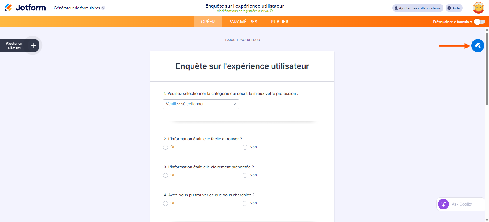 Capture d'écran d'un formulaire d'enquête dans le Générateur de formulaires Jotform avec une flèche pointant vers l'icône de rouleau à peinture pour ouvrir le Concepteur de formulaires
