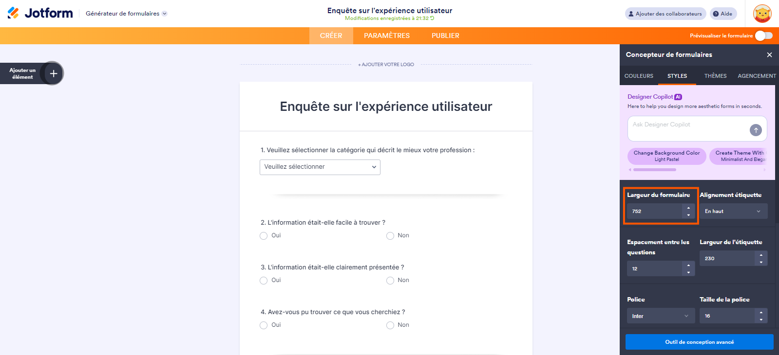 Capture d'écran d'un formulaire d'enquête dans le Générateur de formulaires Jotform avec l'onglet Styles sélectionné dans le volet Concepteur de formulaires et un encadré autour du champ Largeur du formulaire