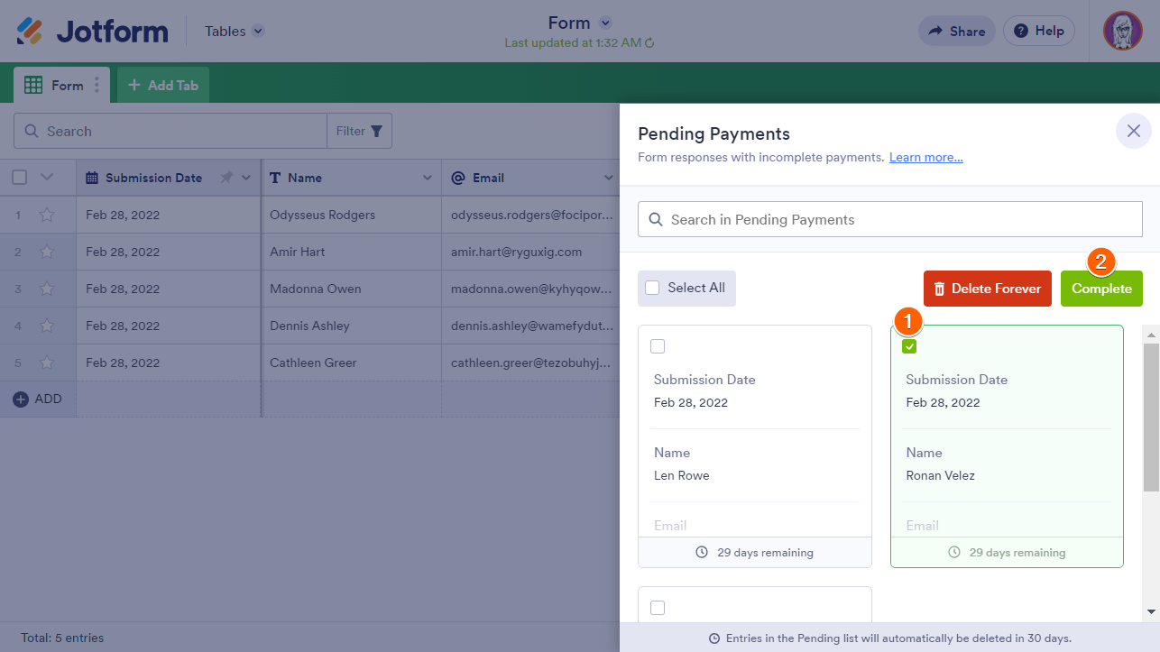 Capture d'écran des soumissions dans les Tableaux Jotform avec le volet Paiements en attente ouvert à droite, un chiffre 1 au-dessus d'une soumission et un chiffre 2 sur le bouton Terminer