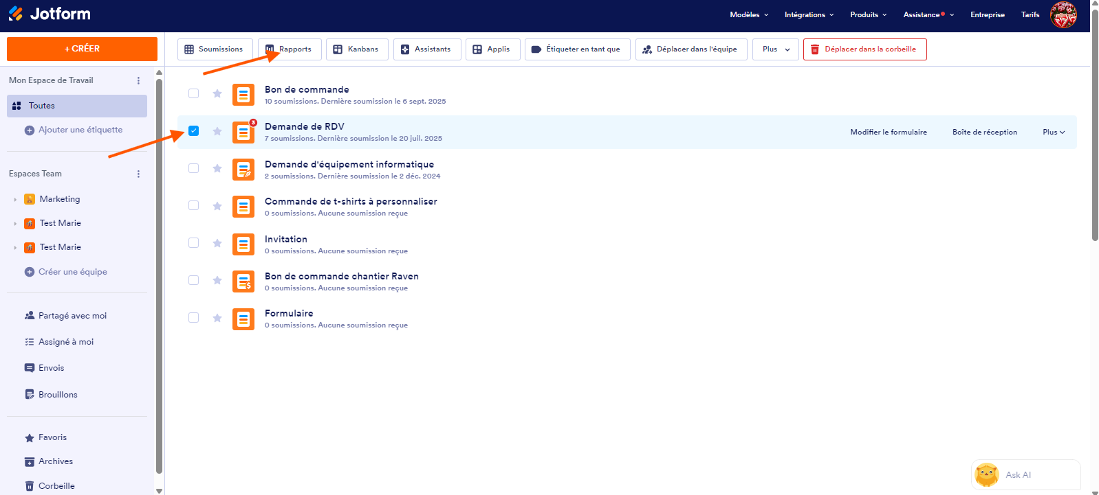 Capture d'écran de la page Mon Espace de Travail du Générateur de formulaires Jotform avec une flèche pointant vers un formulaire sélectionné et une autre pointant vers le bouton Rapports en haut