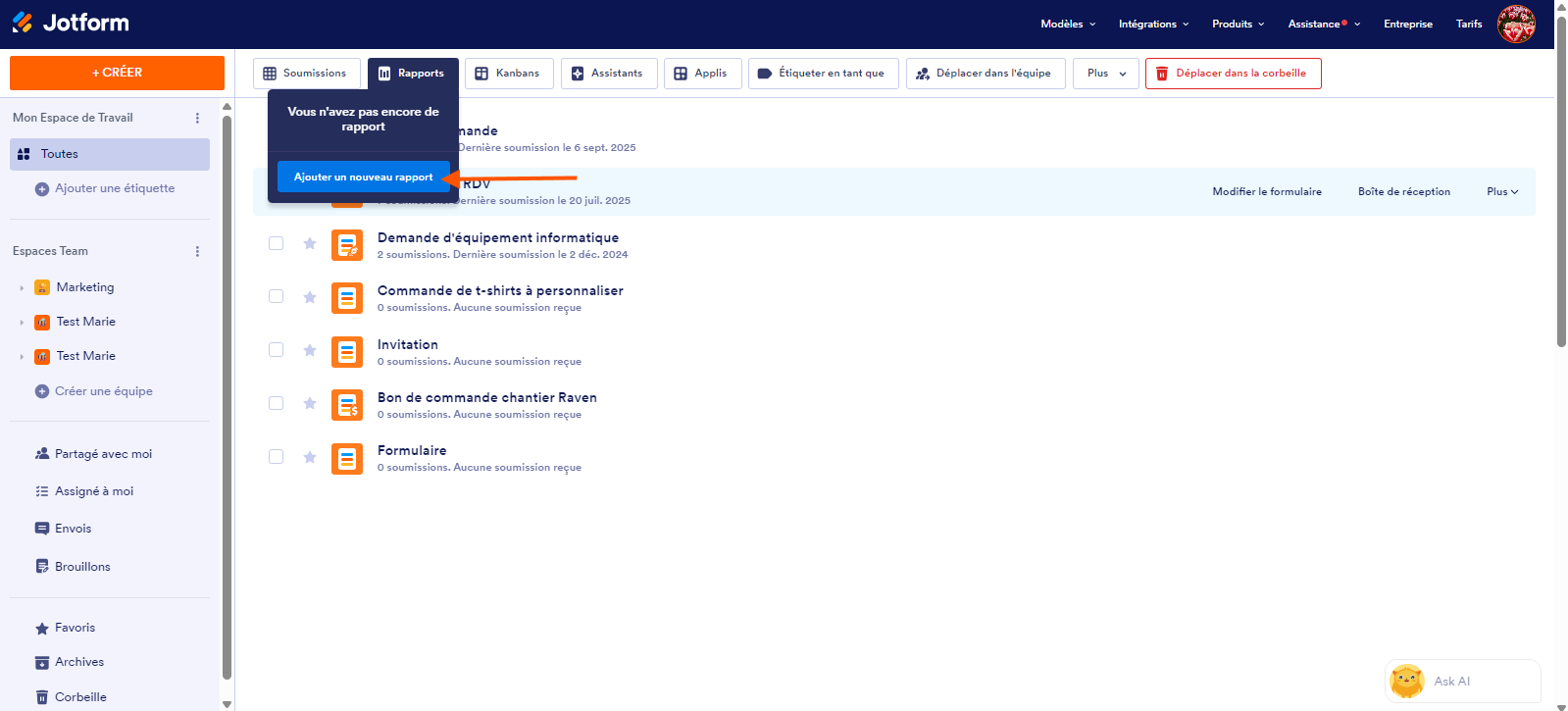 Capture d'écran de la page Mon Espace de Travail du Générateur de formulaires Jotform avec une flèche pointant vers le bouton Ajouter un nouveau rapport dans le menu du bouton Rapports en haut