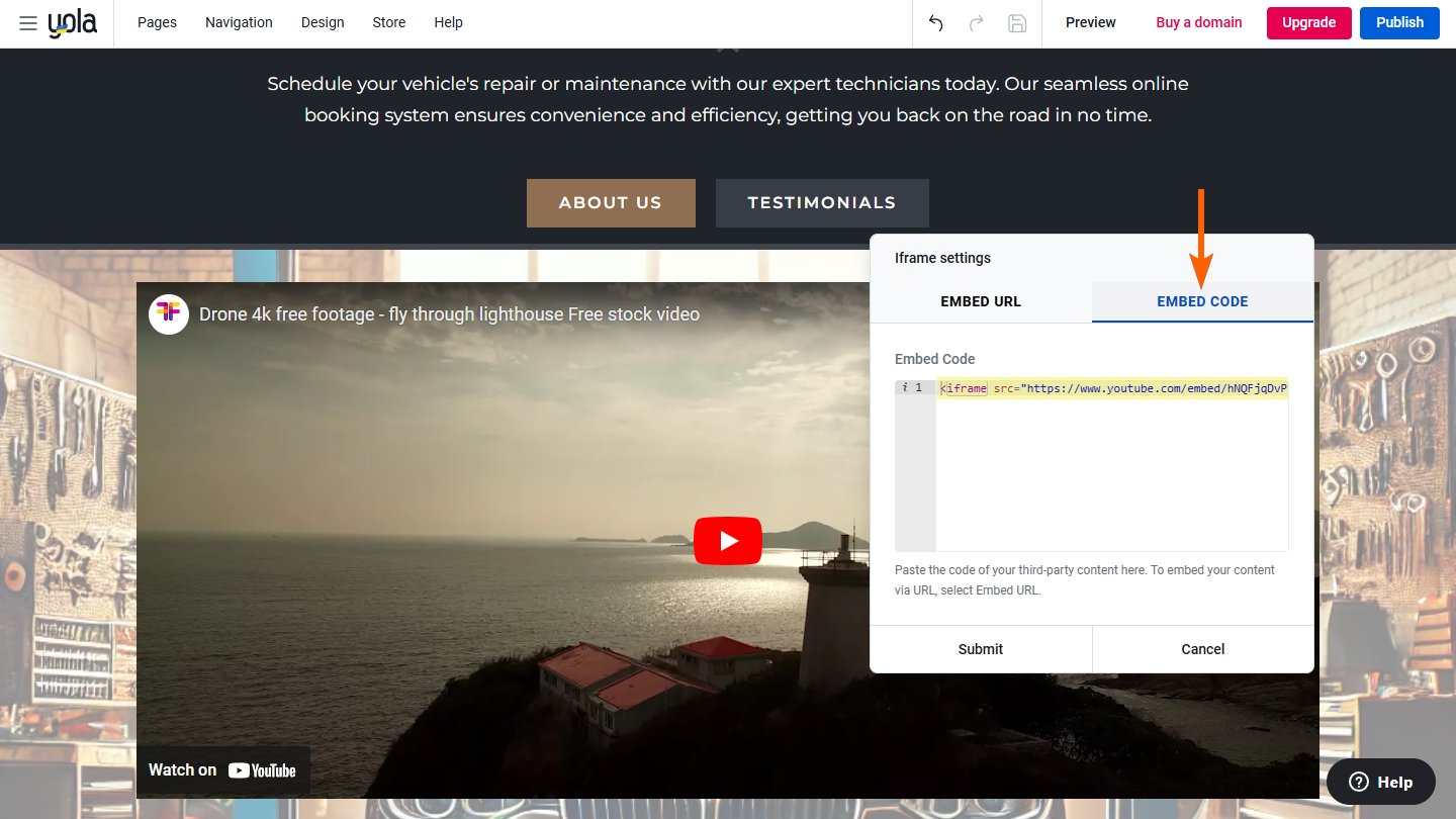Capture d'écran de l'onglet Embed Code (code d'intégration) avec une ligne de code YouTube par défaut dans la fenêtre Paramètres iframe du générateur de sites Yola