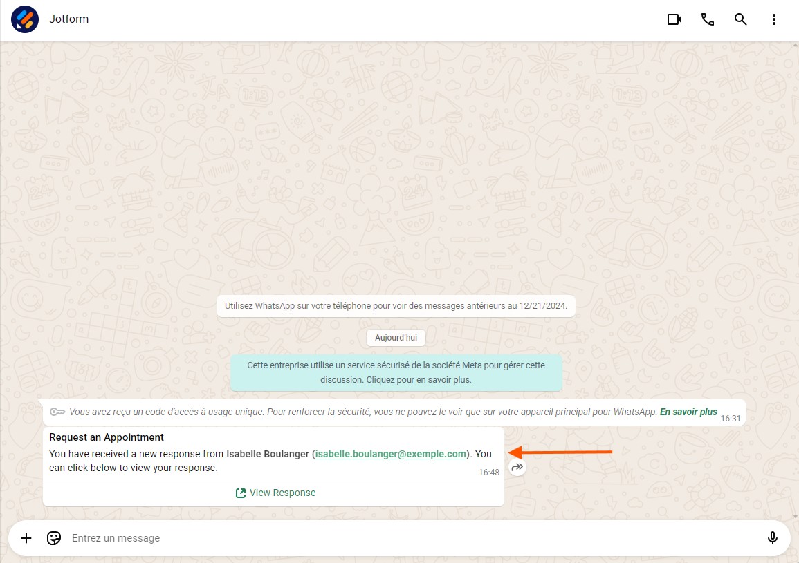 Capture d'écran de l'application web WhatsApp avec un message indiquant qu'une nouvelle soumission a été reçue et une flèche pointant vers cette notification