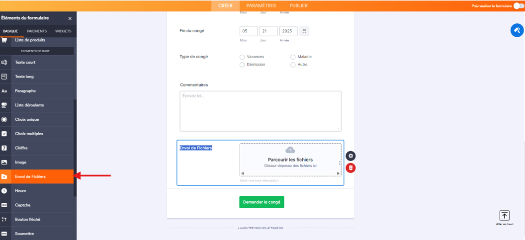 Interface du Générateur de formulaires de Jotform avec une flèche pointant vers l’élément de formulaire Envoi de fichiers